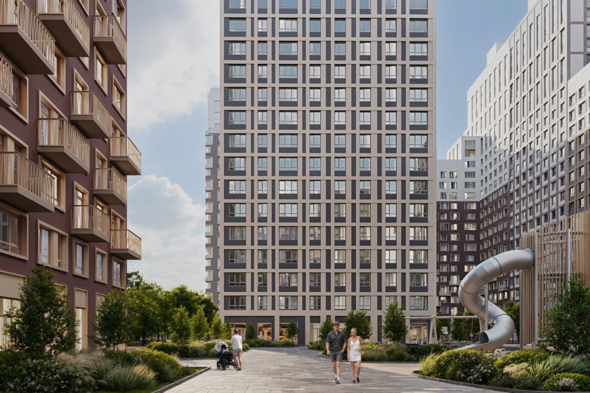 Пешеходная аллея во дворе Крона Парк между кирпичным и светлым корпусами, справа металлическая горка, в центре высокая башня
